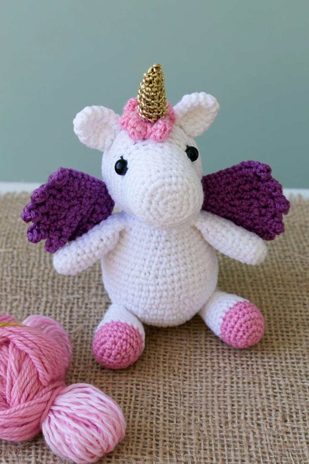 Einhorn mit lila Flügeln