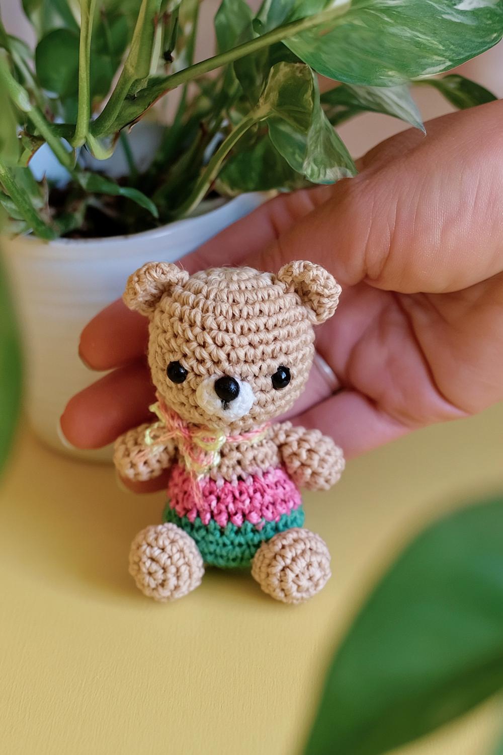 Kleiner Teddybär mit buntem Outfit