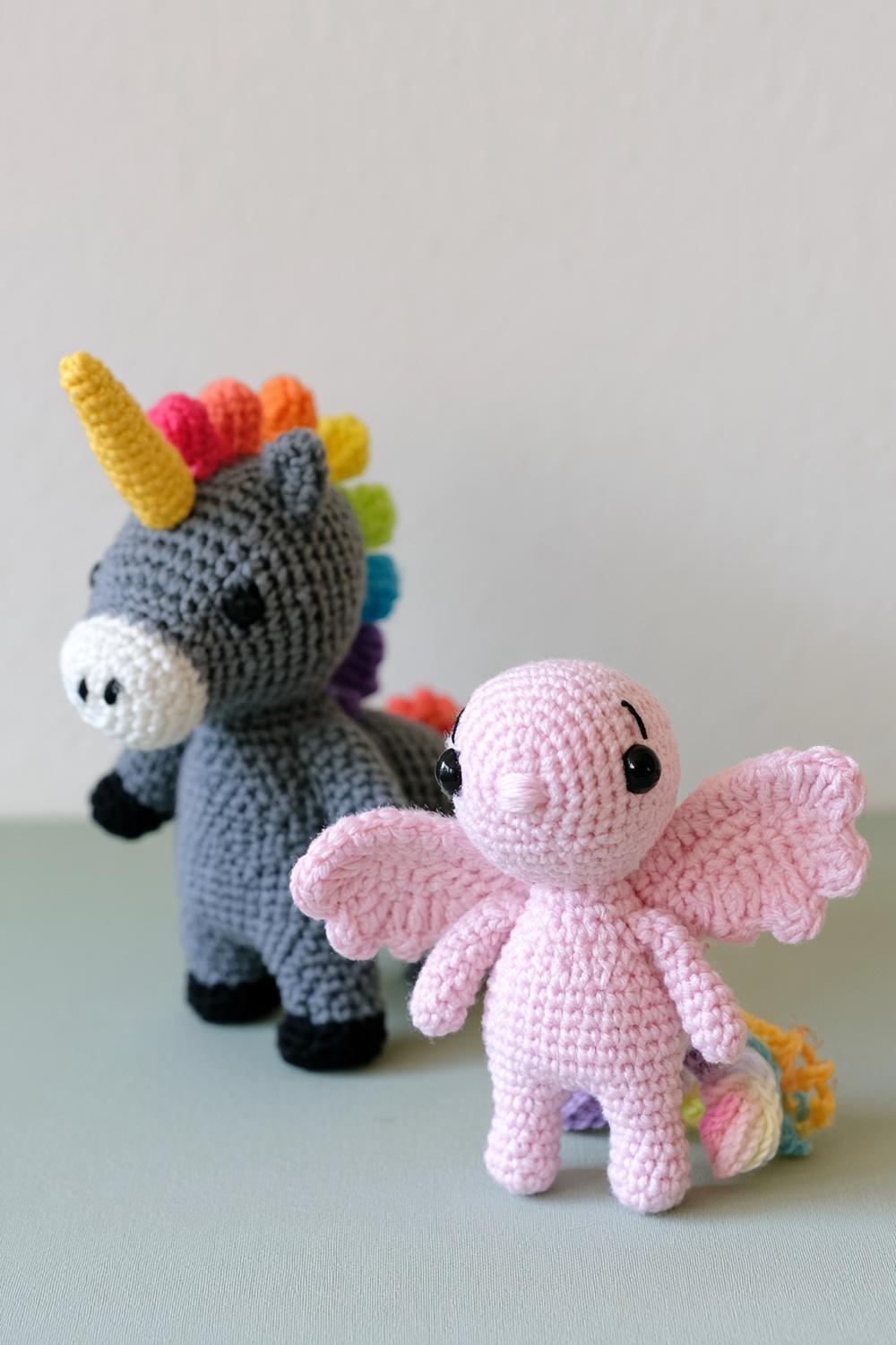 Magisches Einhorn und rosa Drache