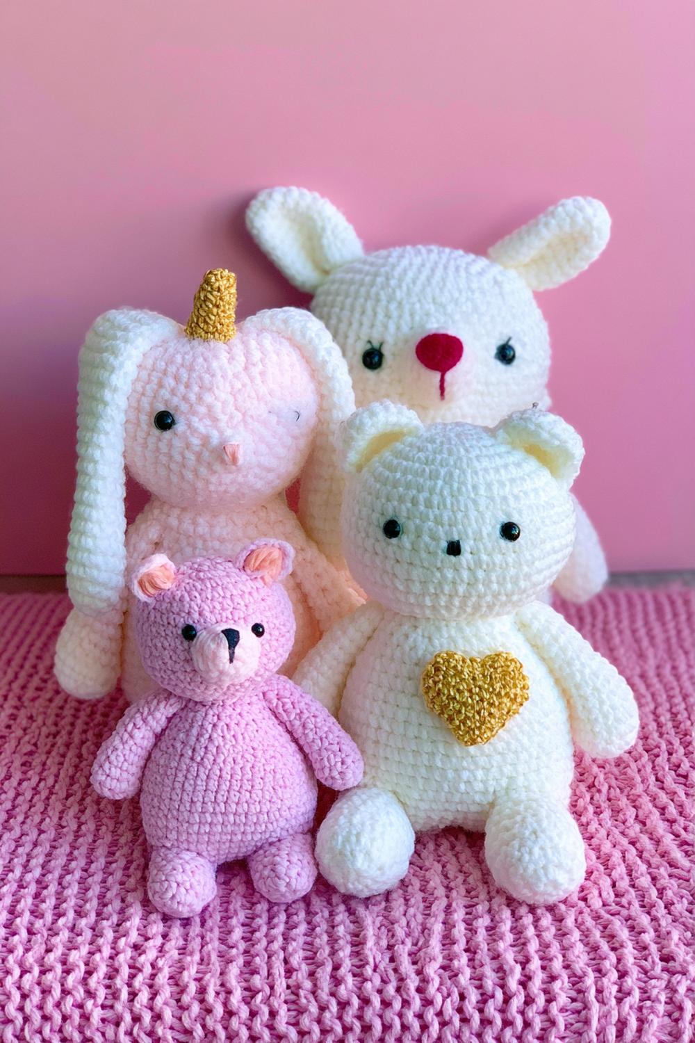 Süße gehäkelte Kuscheltier-Familie