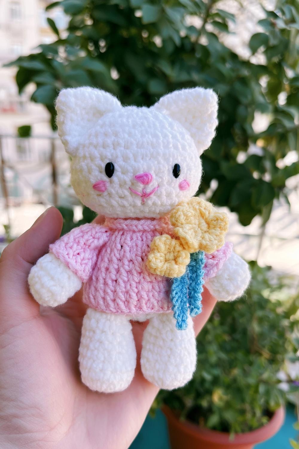 Süße Katze mit Blumenstrauß