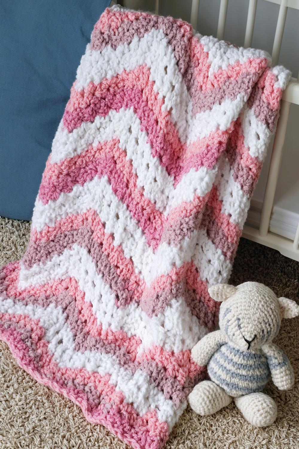 Chevron-Muster in Rosa-Weiß