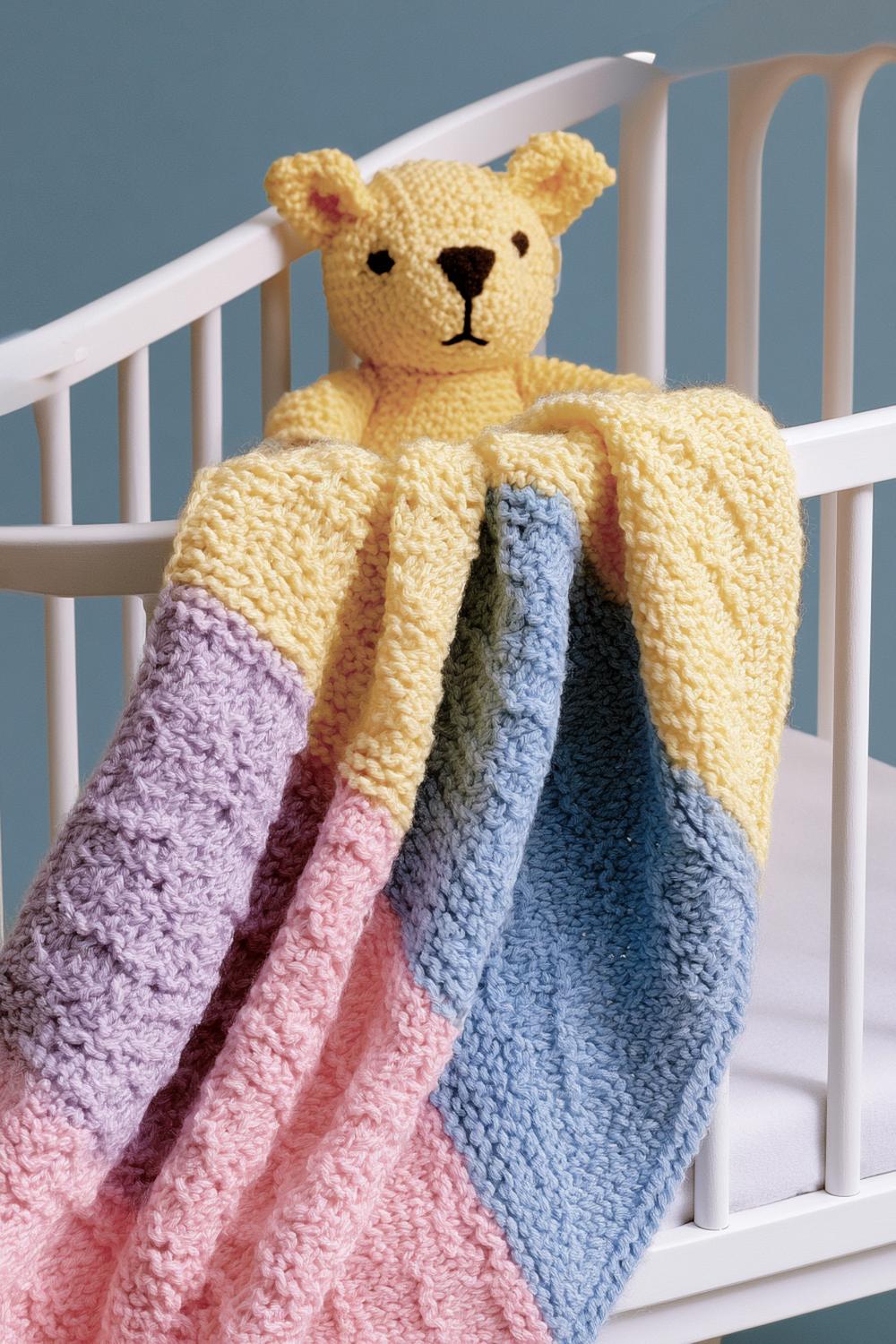 Teddybär mit Regenbogendecke