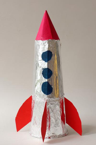 3. Raketen-Hut aus Karton mit Alufolie für for basteln fasching kindergarten ideas