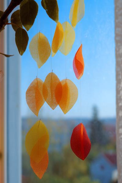 14. Blätter-Mobile aus Transparentpapier für Basteln und Selbermachen Herbst am Fenster