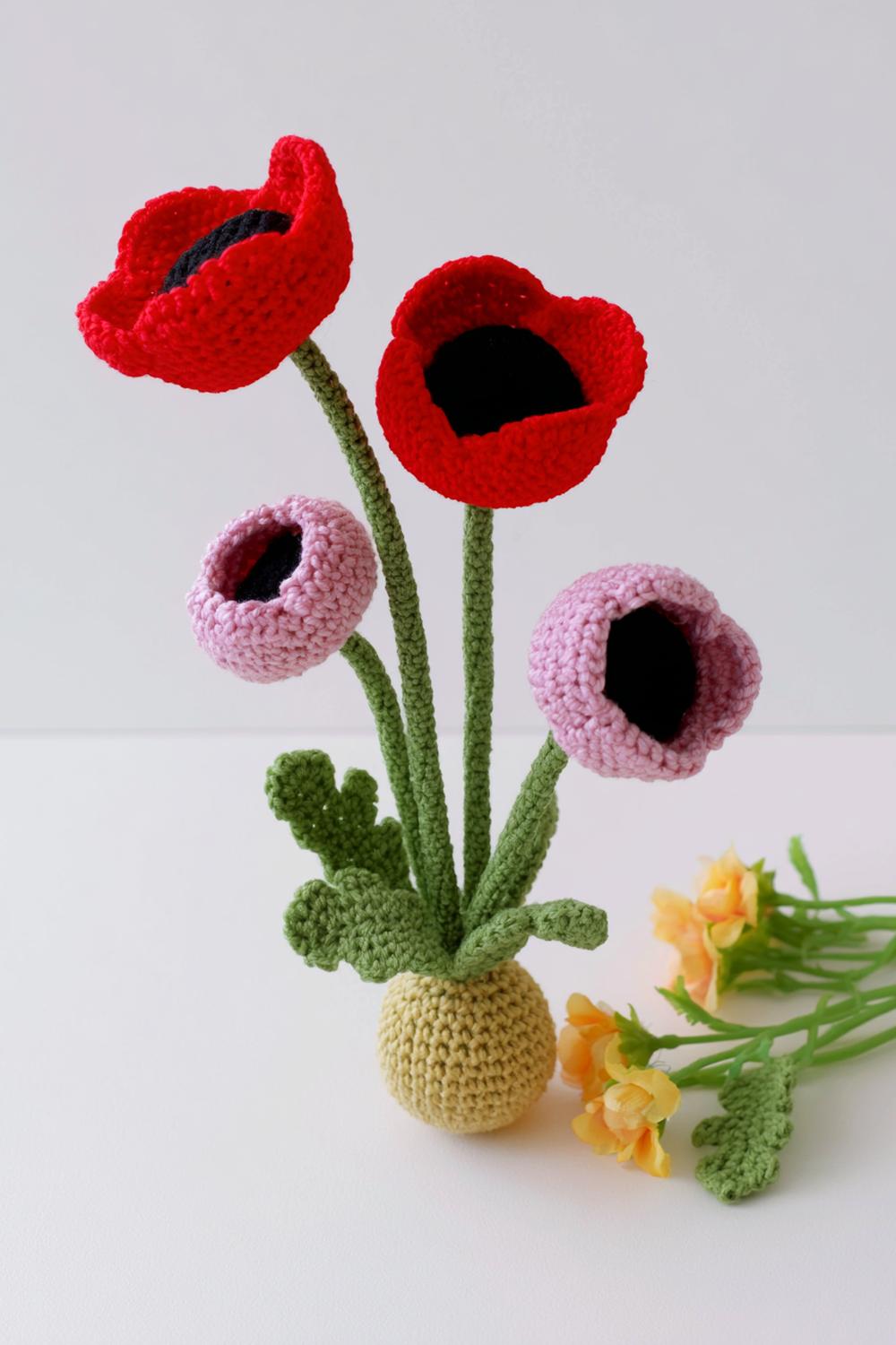 Gehäkelte Mohnblumen-Arrangement