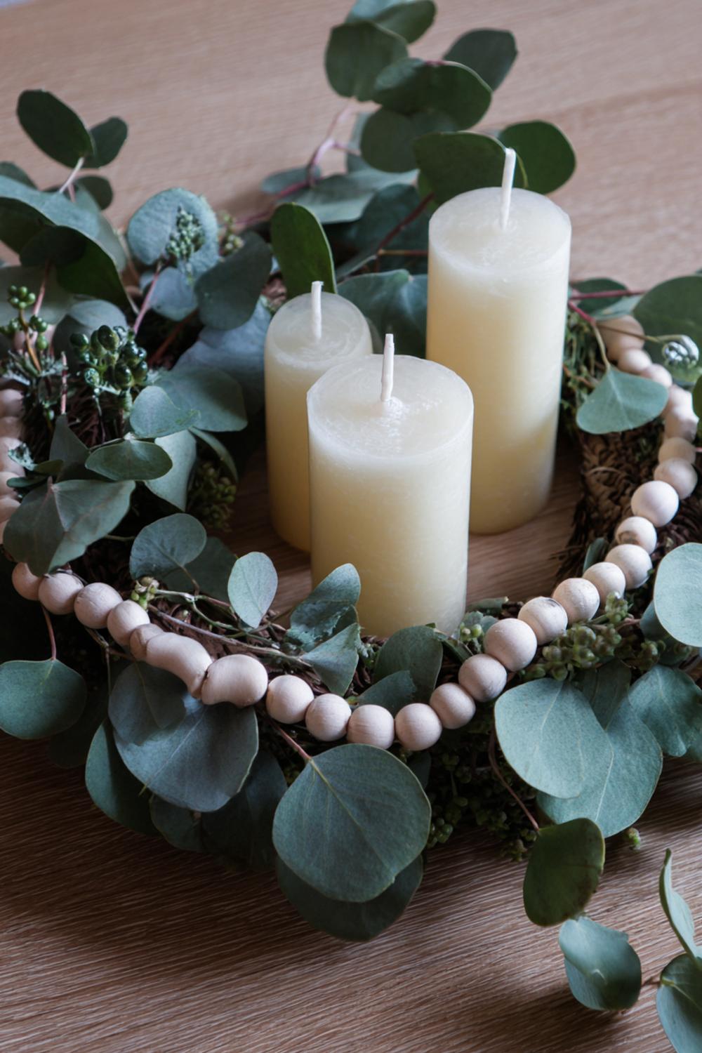 19. Adventskranz-Deko in Naturtönen mit Eukalyptus und Holzperlen