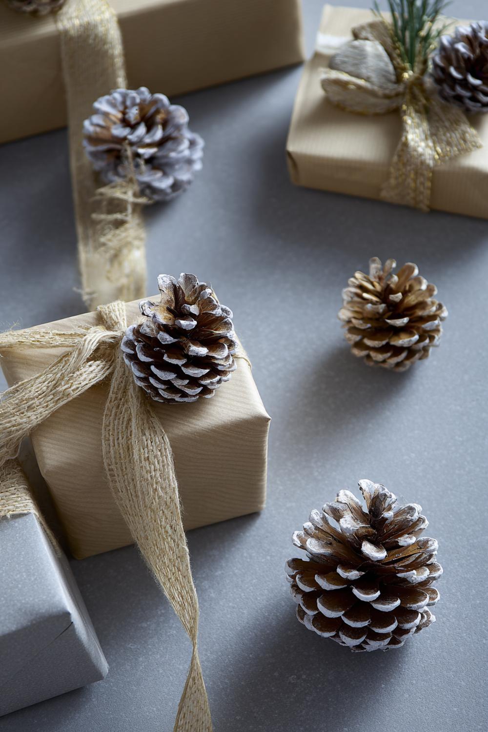 21. Geschenke-Deko in Naturtönen mit Kraftpapier, Juteband und Zapfen