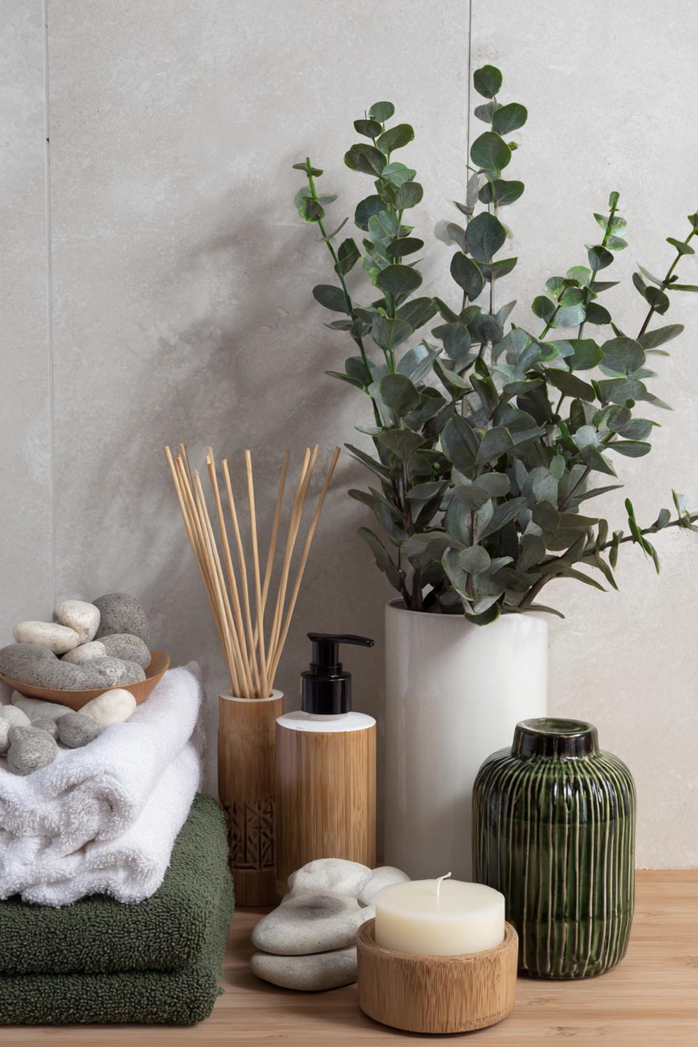 4. Badezimmer-Deko in Naturtönen mit Bambus, Eukalyptus und Steinoptik