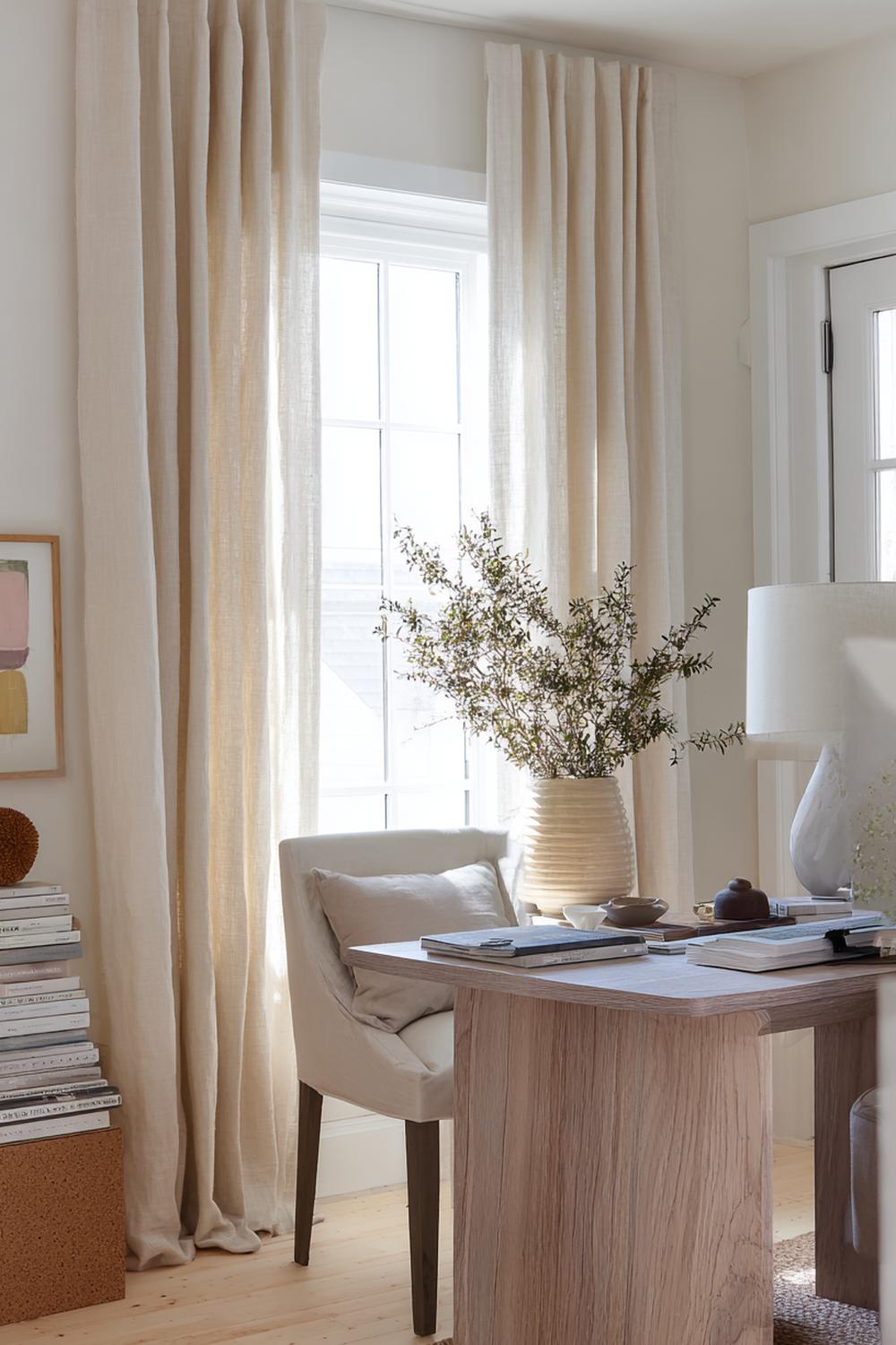 9. Homeoffice-Deko in Naturtönen mit Sand-Ton, Leinenvorhängen und Kork
