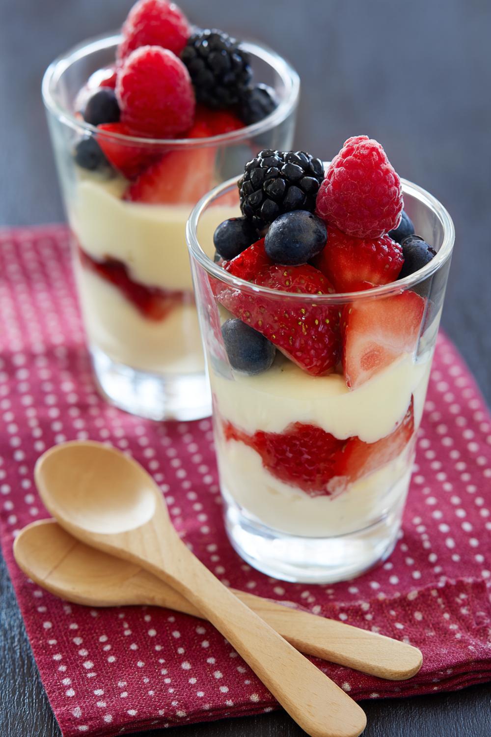 10. Schichtdessert-Deko in Gläsern mit Beeren und Holzlöffeln