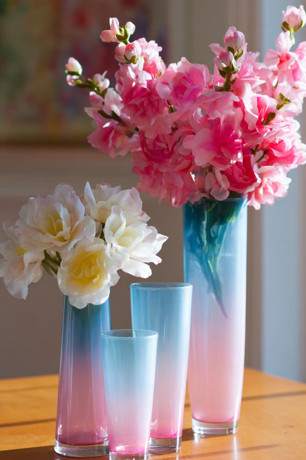 8. Ombre-Vasen in Gläsern mit Sprühfarbe und Seidenblumen