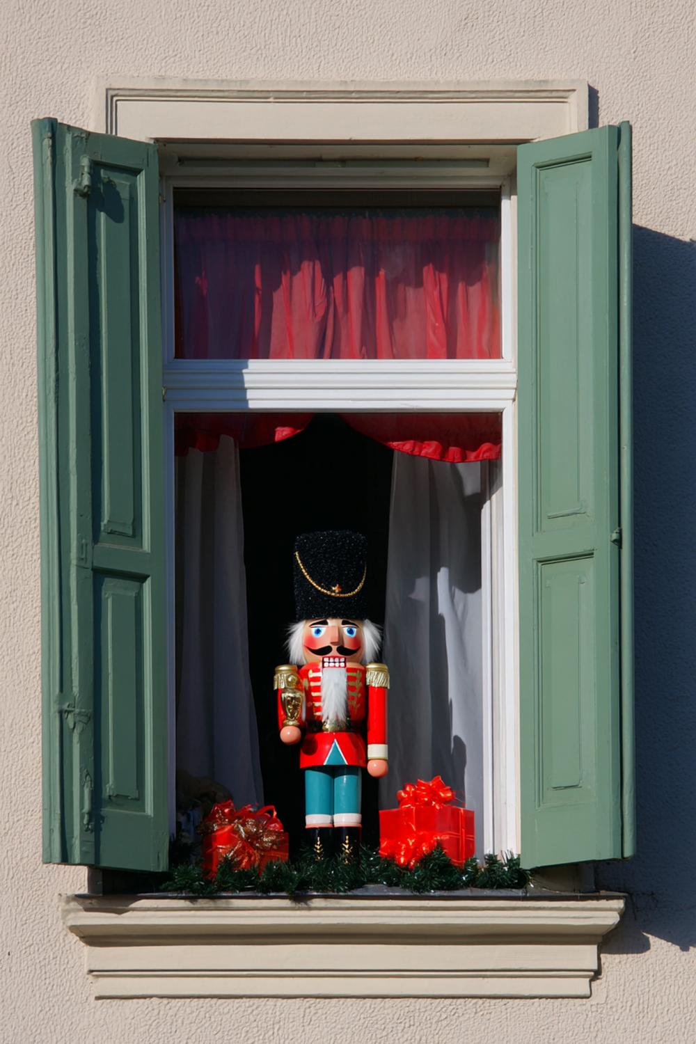 14. Weihnachts-Fensterbank mit Nussknacker und roten Beeren