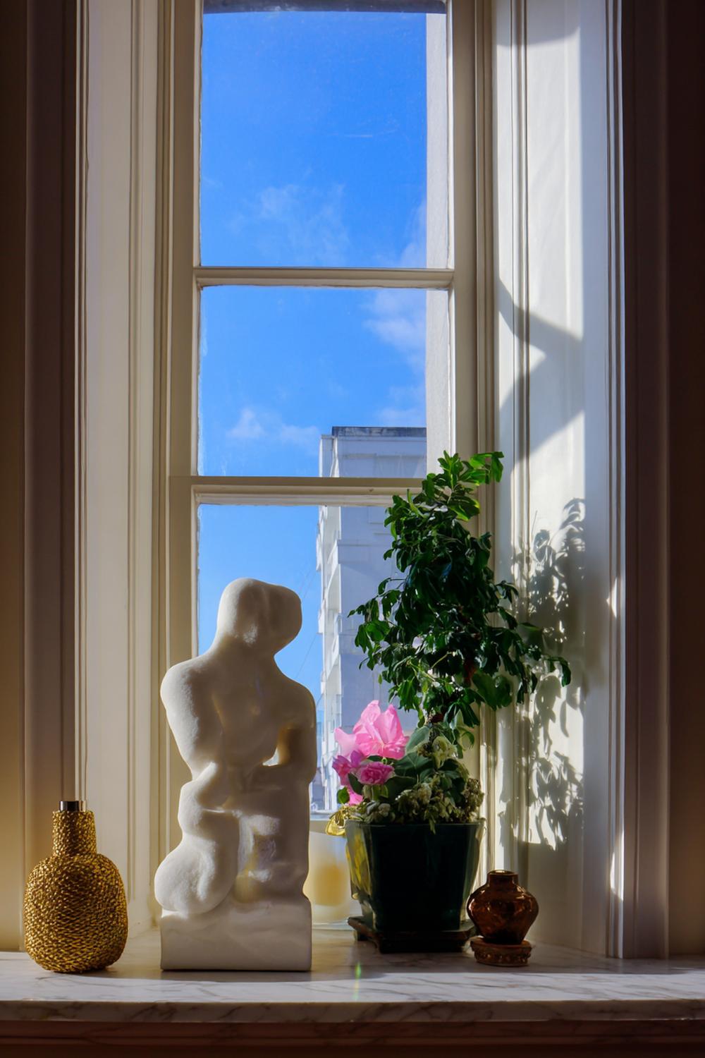 16. Künstlerische Fensterbank mit Skulptur und Art-Print