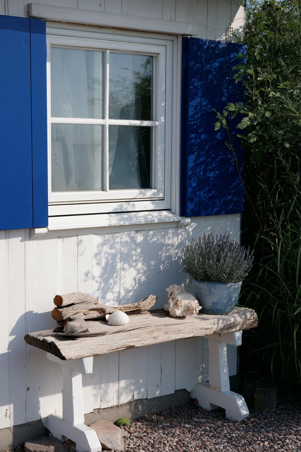 6. Maritime Fensterbank mit Treibholz und Muscheln
