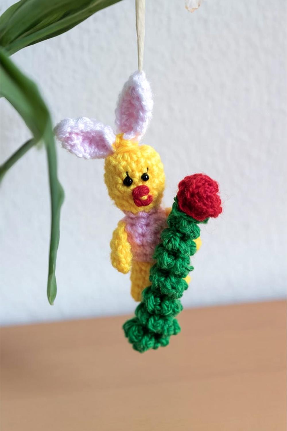 Osterküken mit Blumen-Geschenk
