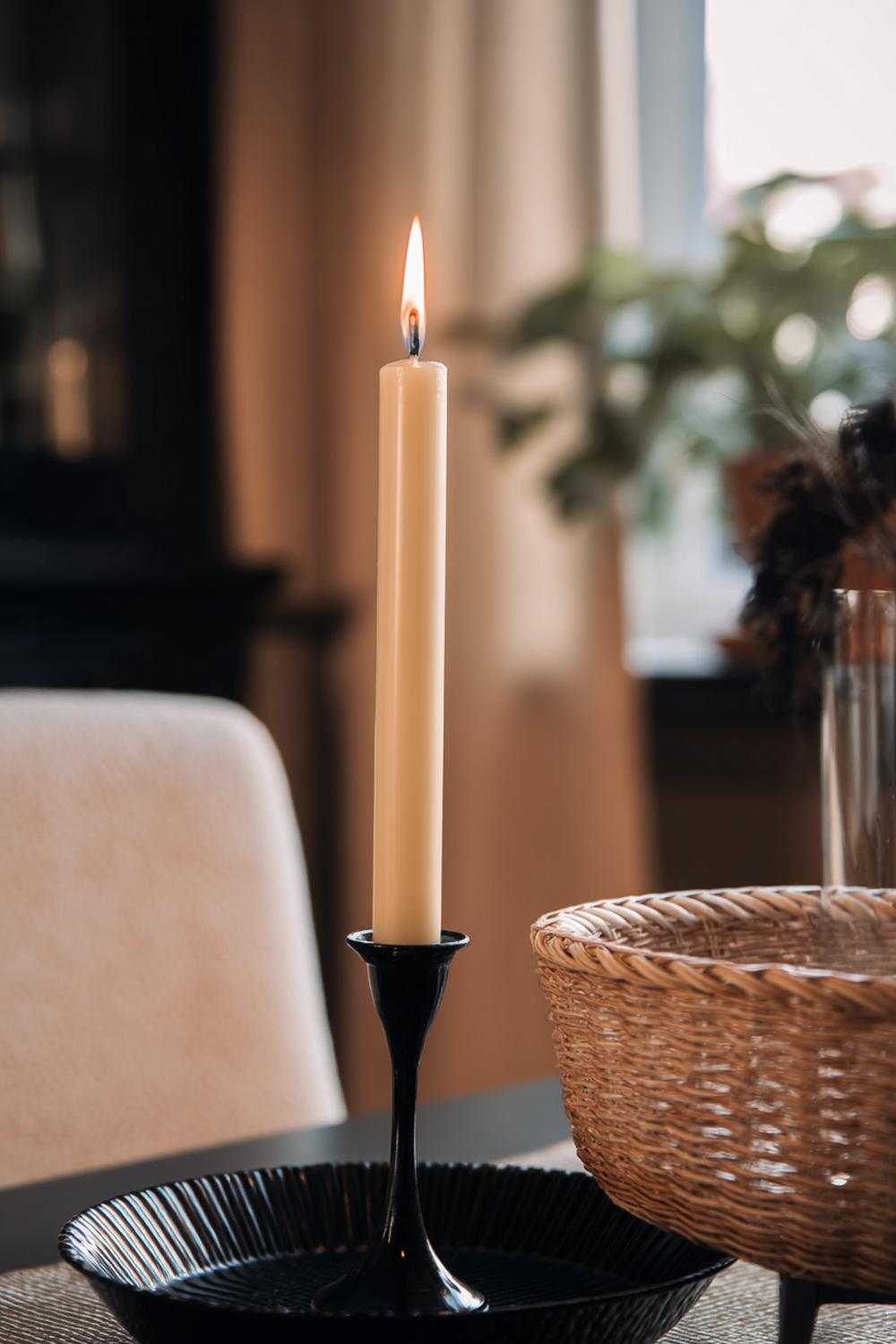 16. Kerzen Deko mit schwarzem Metallleuchter und dünnen Taper Candles