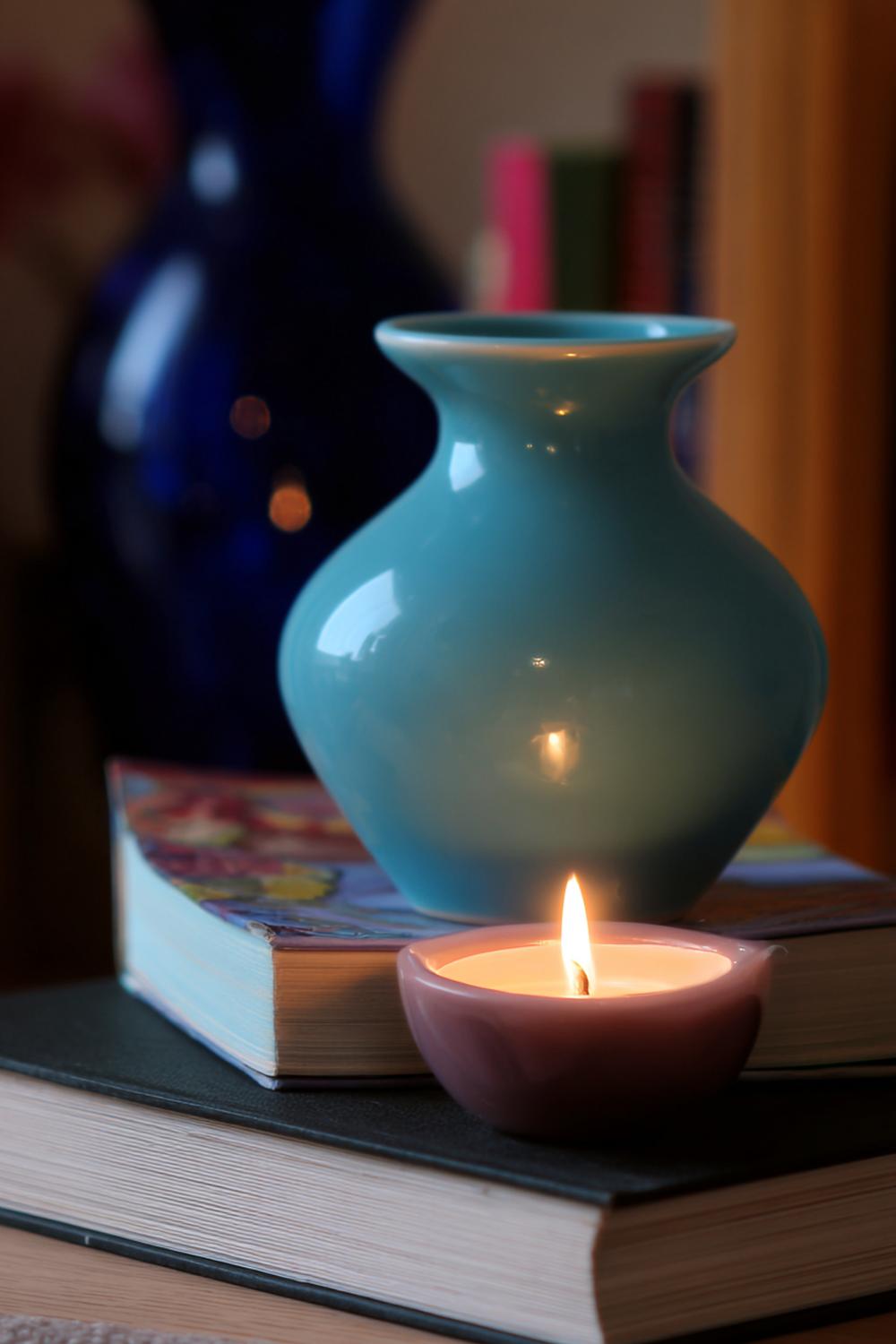 17. Kerzen Deko im Bücherstapel mit Keramikvase, stilles Leseeck