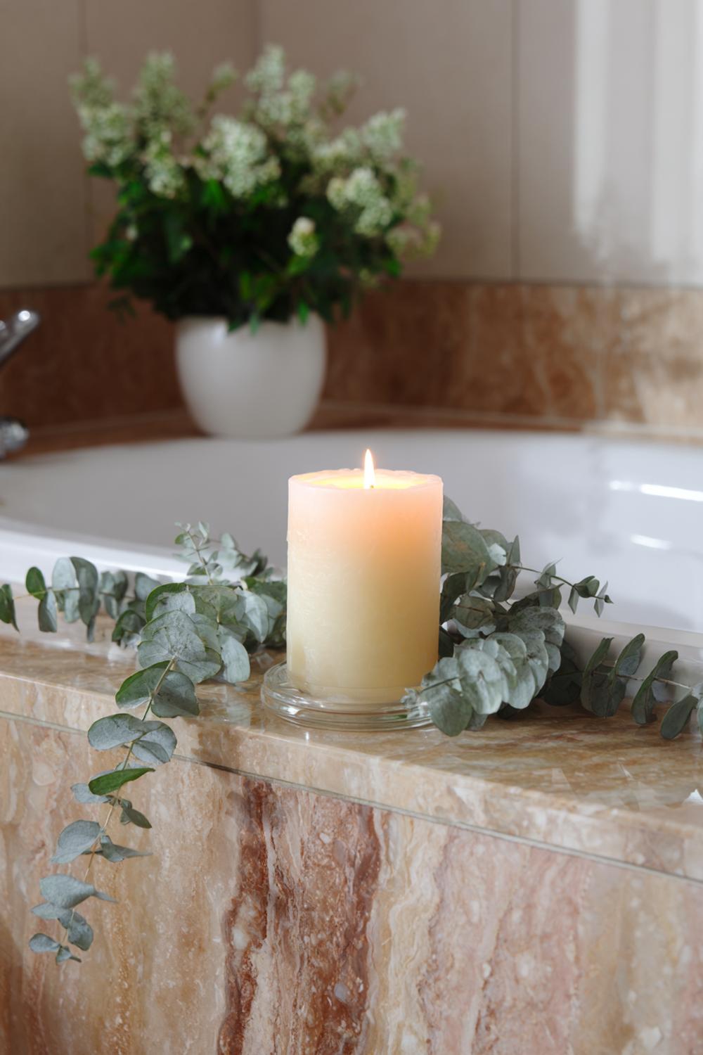 21. Kerzen Deko am Badewannenrand mit Travertin und Eukalyptus, Spa-Gefühl