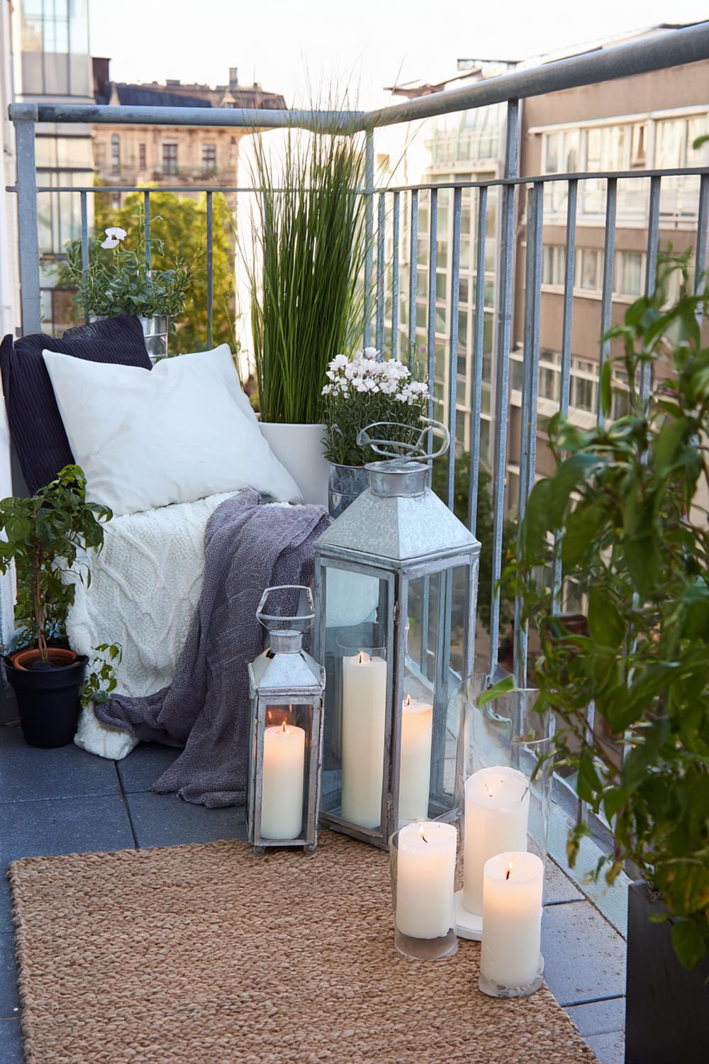22. Kerzen Deko auf Balkon mit Zinkhaus-Laternen und Juteteppich