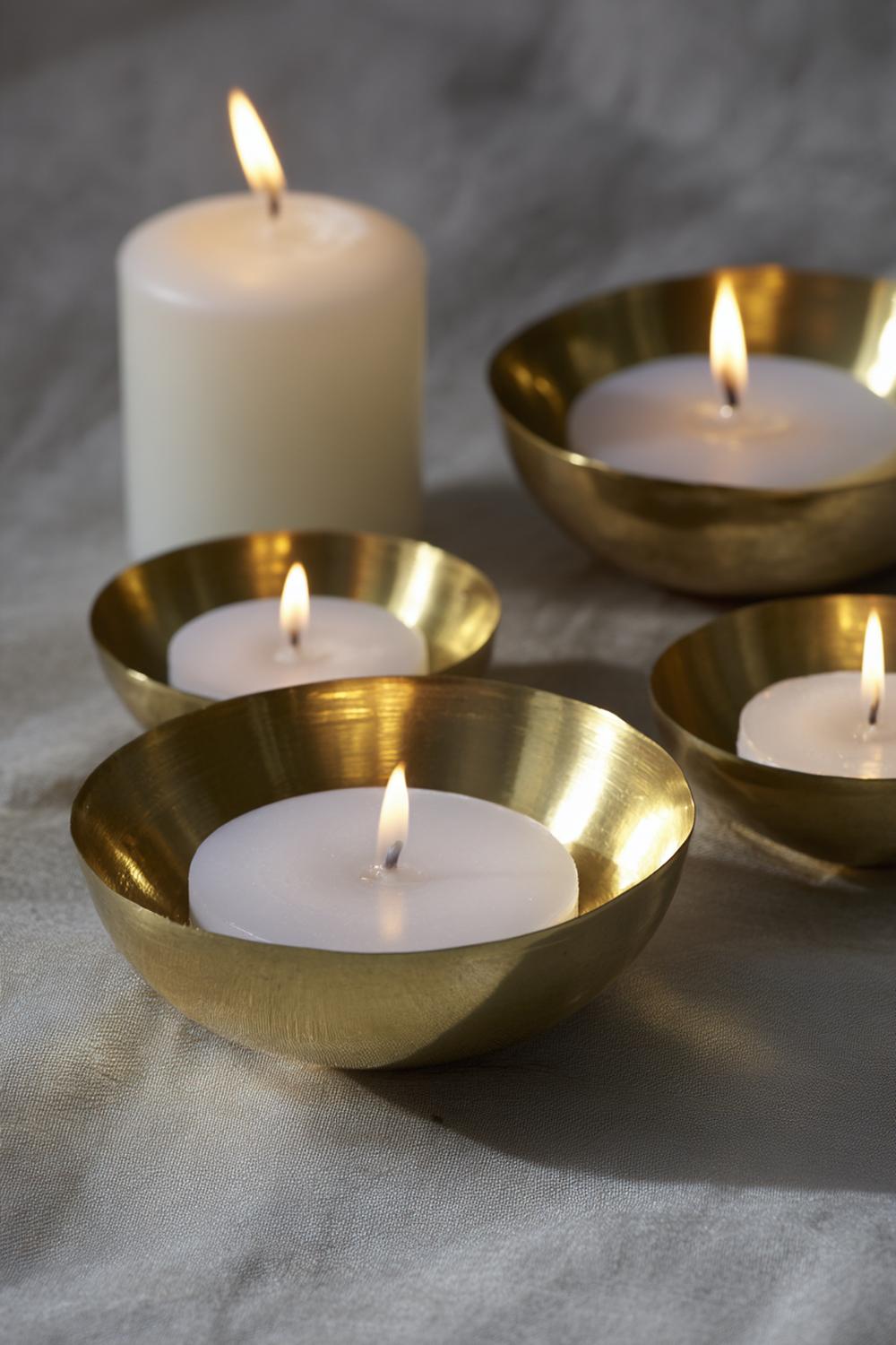 5. Kerzen Deko in Messing-Schalen mit weißen Teelichtern, leise Eleganz
