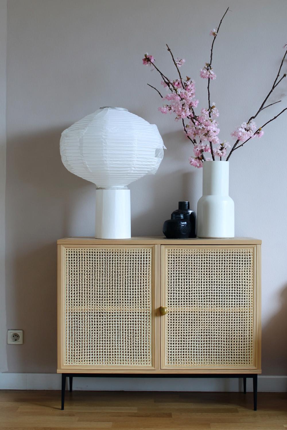 10. Kommode minimalistisch mit Japandi-Akzenten: Shoji-Lampe und Bambusschale