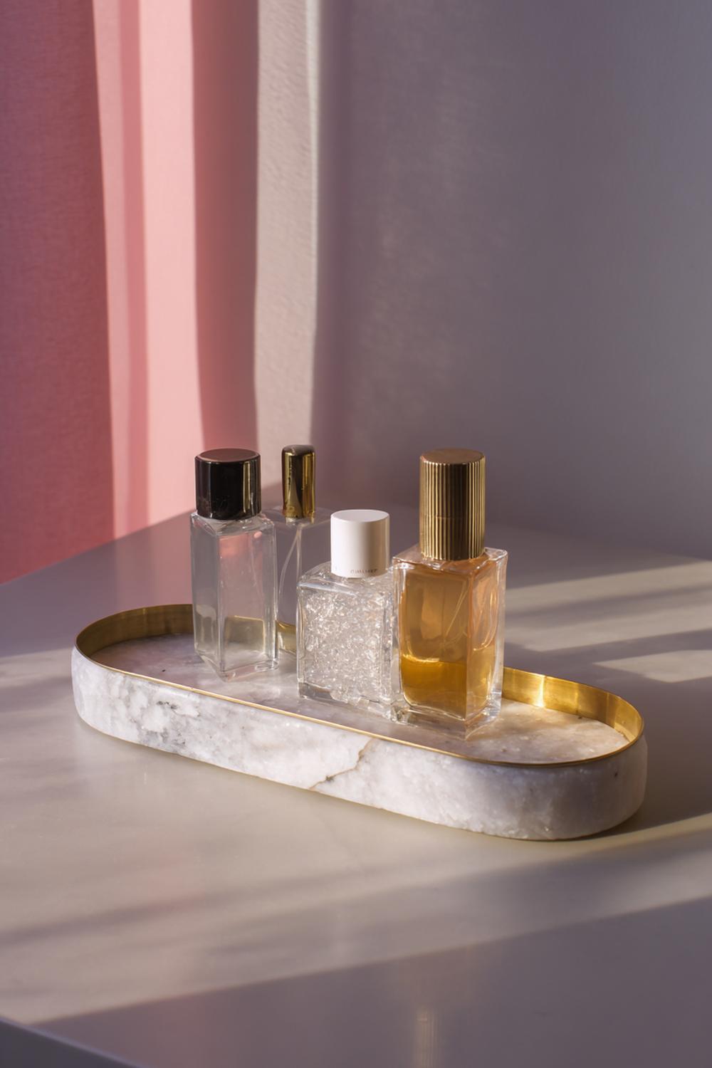 15. Kommode minimalistisch mit Duftbar: Parfumtray und Marmorständer