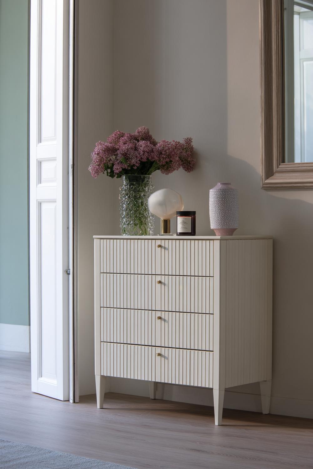 4. Kommode minimalistisch in Ton-in-Ton Beige mit gerippter Keramik und Duftkerze