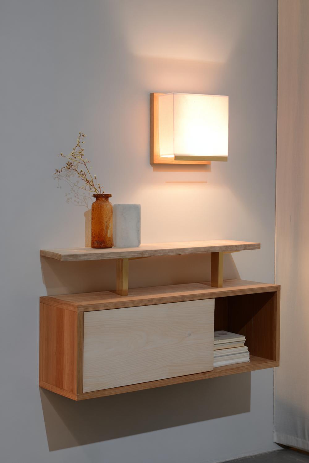 6. Kommode minimalistisch mit schwebender Wandleuchte und Steinobjekt