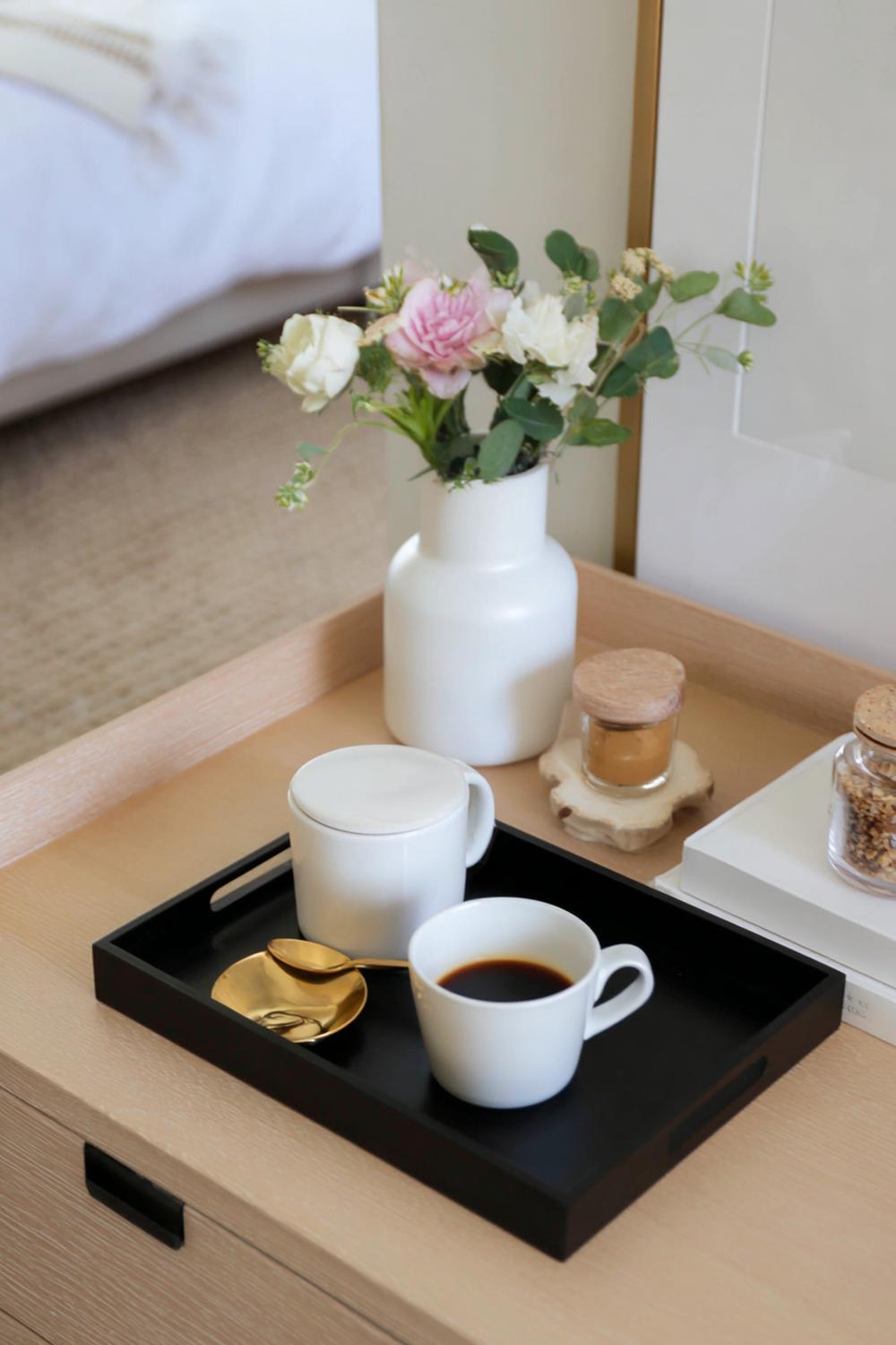 7. Kommode minimalistisch als Kaffee-Station mit Tablett und Glasbehältern