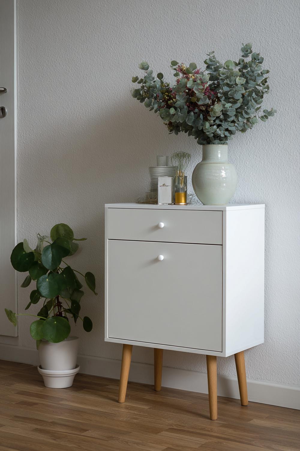 8. Kommode minimalistisch mit saisonalem Eukalyptuskranz und Leuchtenpaar