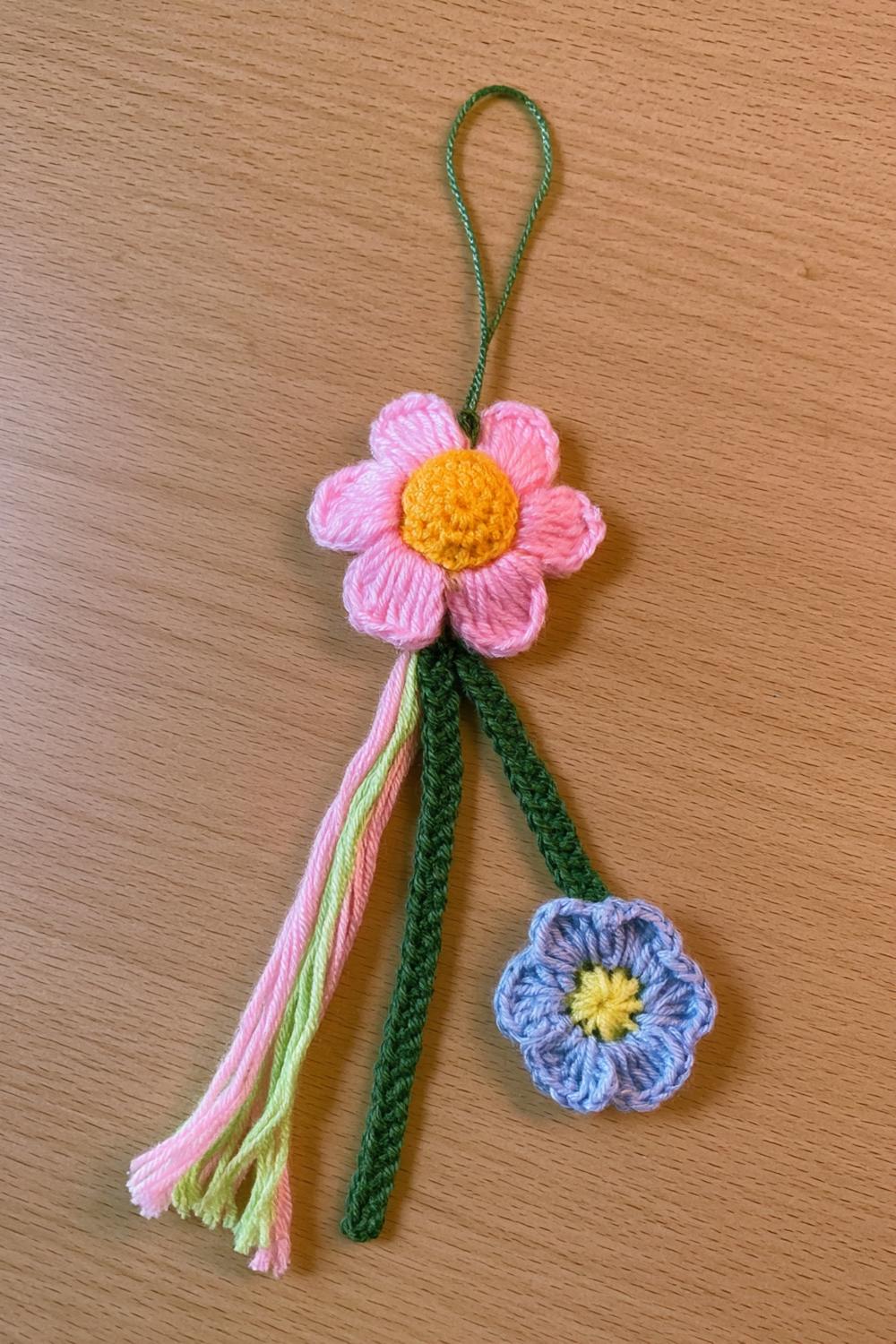 Fröhliches Blumen-Duo mit Bändern