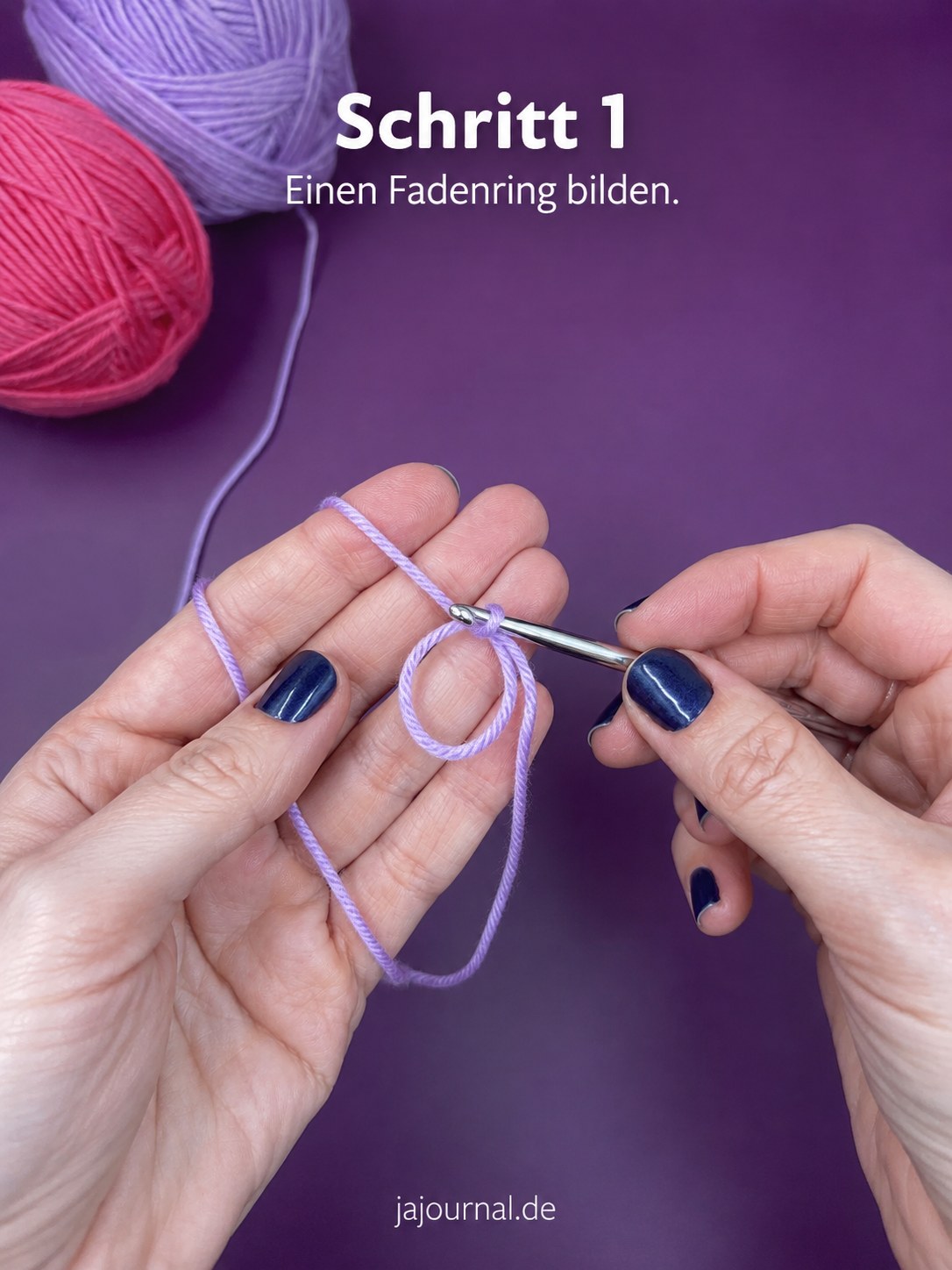 Hände formen einen Fadenring als ersten Schritt beim Mini Herzen häkeln mit fliederfarbenem Garn