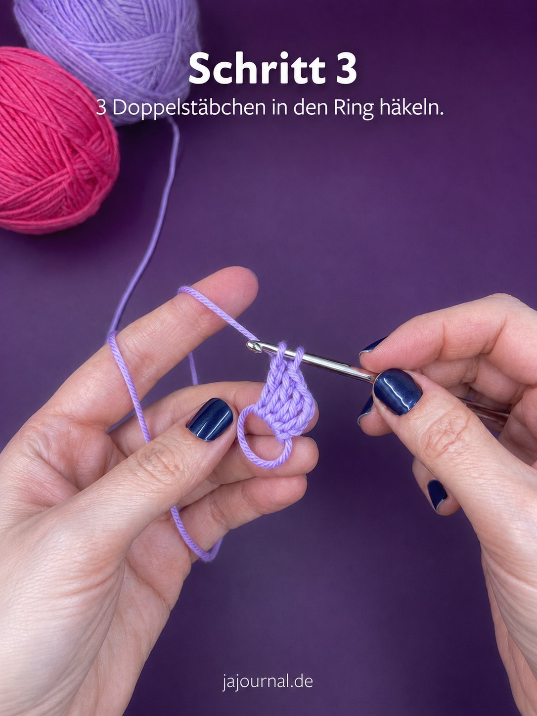 Drei Doppelstäbchen entstehen im Ring und formen die erste Wölbung des Häkelherzens