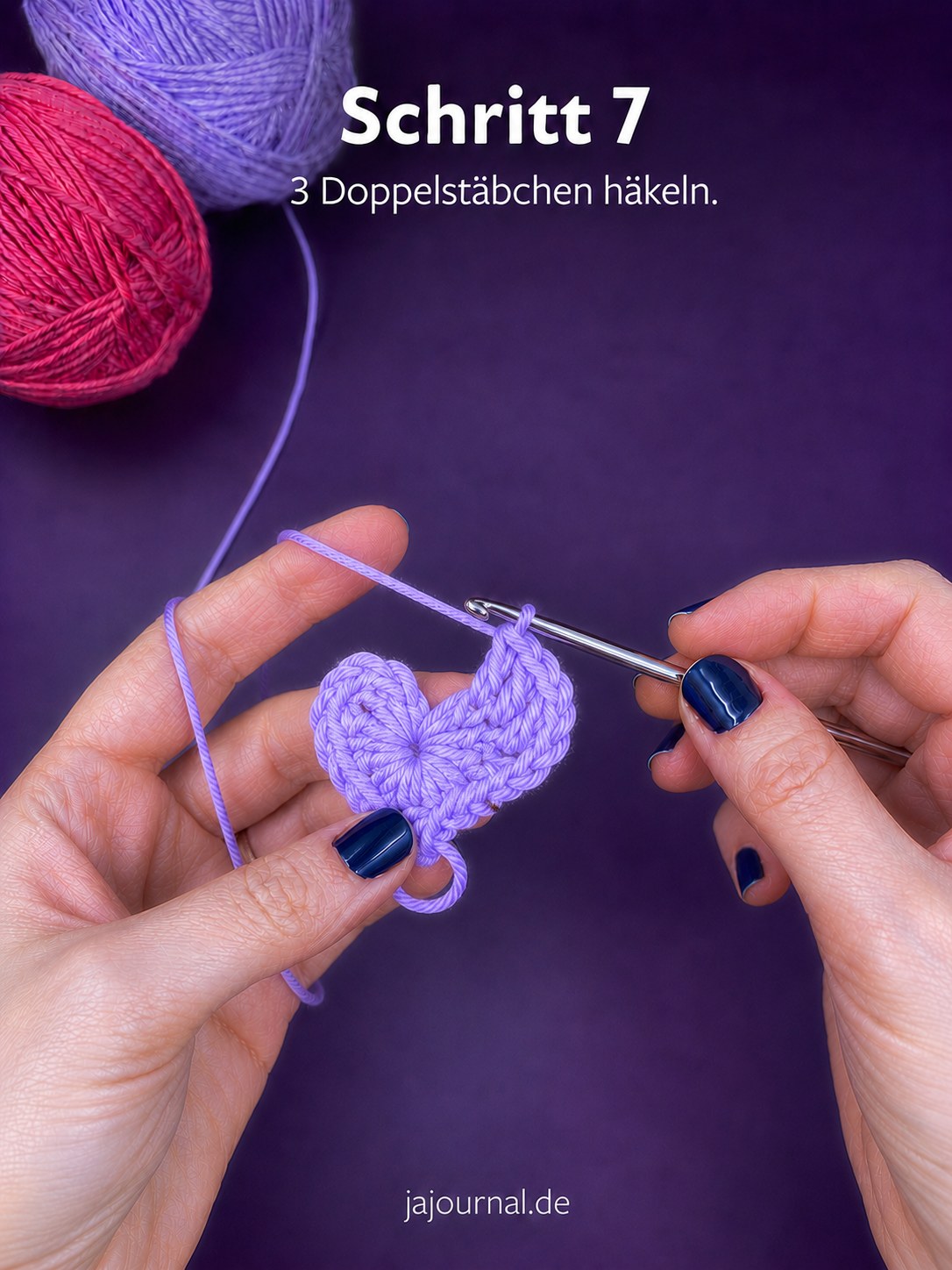 Drei Doppelstäbchen lassen die untere Spitze des Häkelherzens sichtbar werden