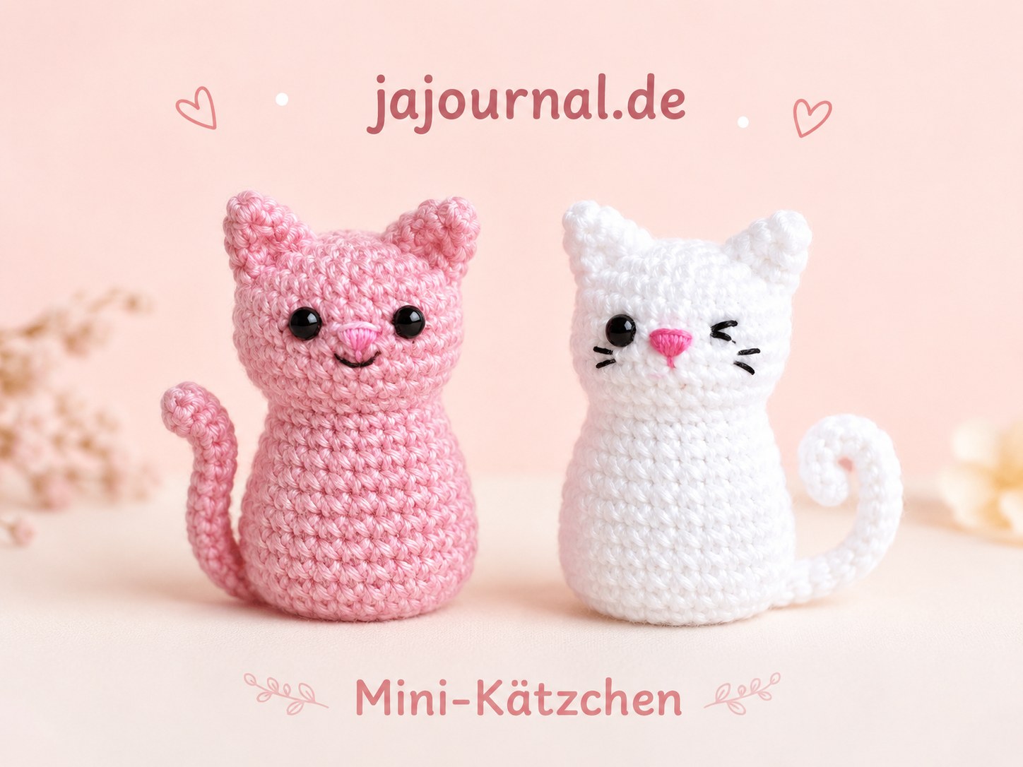 Zwei kleine gehäkelte Mini-Kätzchen in Rosa und Weiß als schnelles Anhänger-Duo