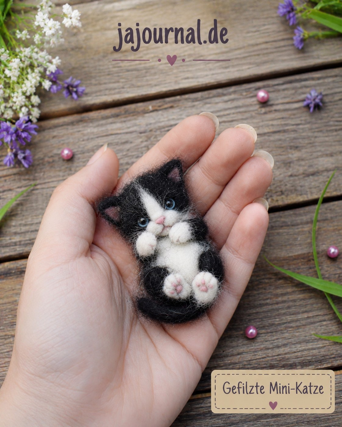Gefilzte Mini-Katze in Schwarz-Weiß als realistische Alternative zum Häkeln von Mini-Katzen