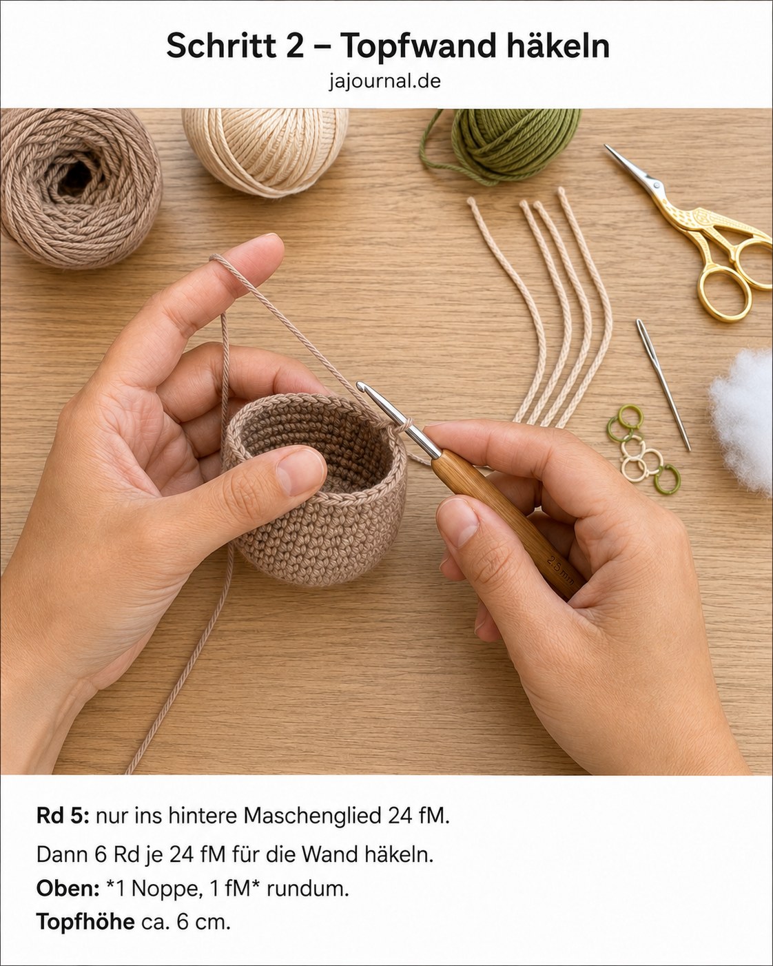 Die Topfwand des gehäkelten Mini Pothos entsteht Runde für Runde im hinteren Maschenglied