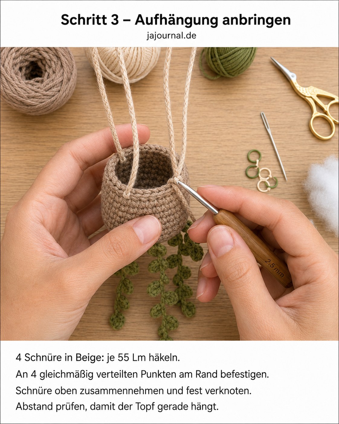Vier beige Schnüre werden am Topfrand für die Aufhängung beim Mini Pothos häkeln befestigt