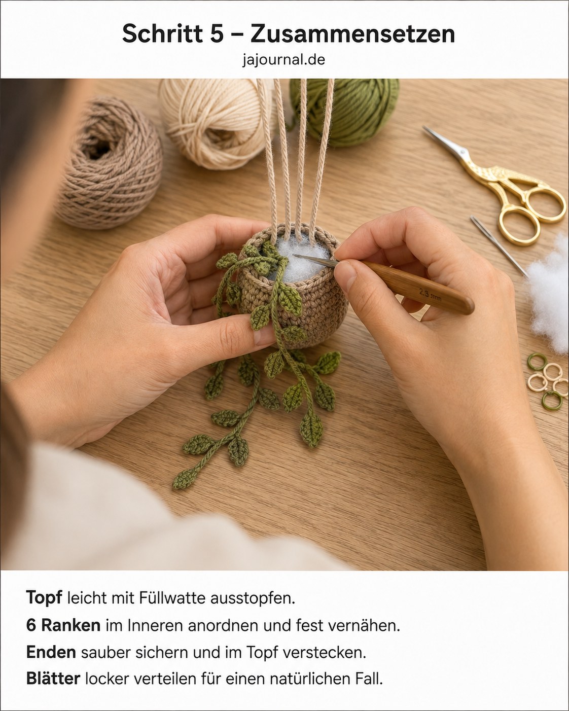 Der gehäkelte Topf wird mit Füllwatte gefüllt, während die grünen Ranken eingenäht werden