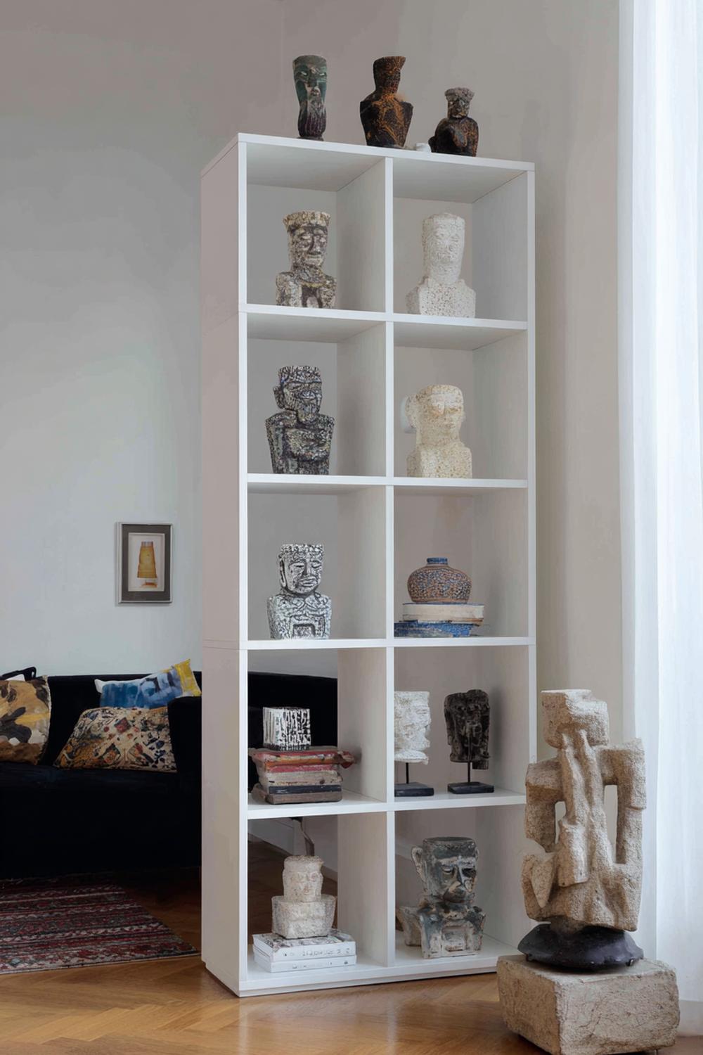 13. Wohnzimmer-Regal mit Kunstfokus: Mini-Skulpturen und Staffelei-Minis