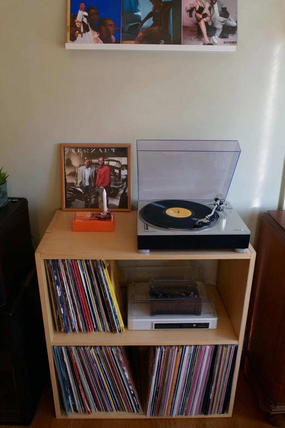 15. Wohnzimmer-Regal für Vinyl-Liebhaber mit Plattenspieler und Cover-Art