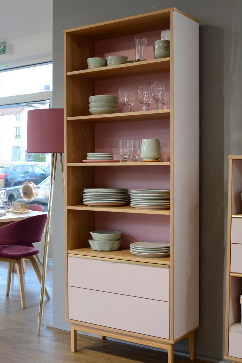 17. Wohnzimmer-Regal in Pastellton-in-Ton mit Keramik und Textilien