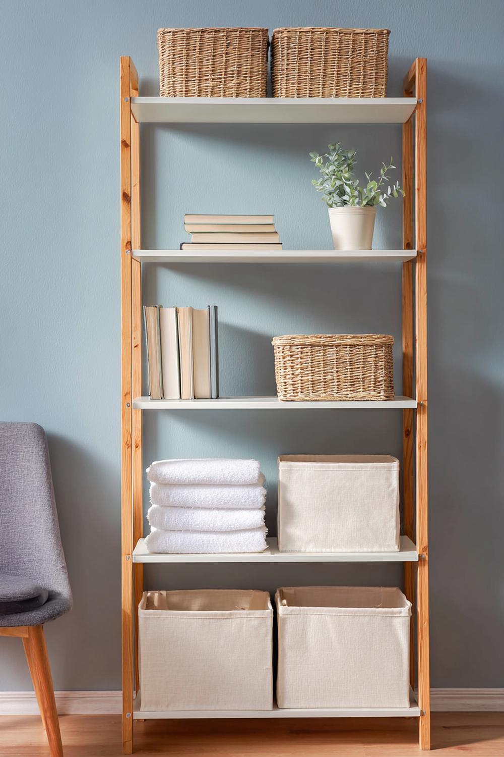 2. Wohnzimmer-Regal im skandinavischen Look mit hellem Holz und Leinenkörben