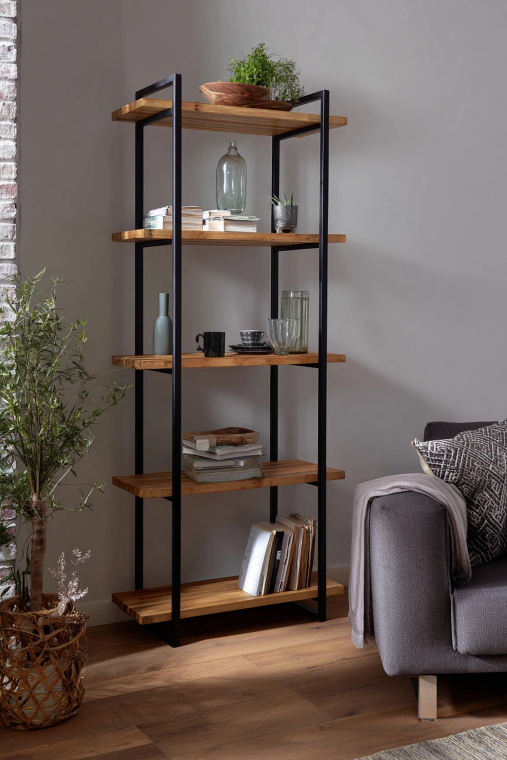 7. Wohnzimmer-Regal im Industrial-Mix aus Metallrahmen und Altholz