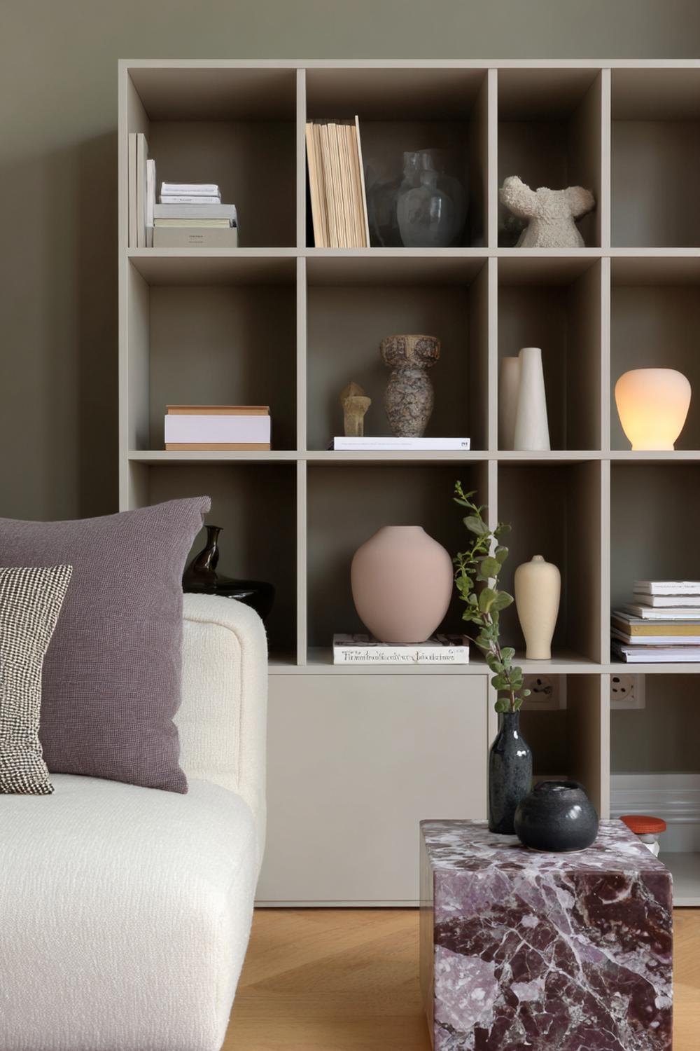 9. Wohnzimmer-Regal im Japandi-Stil mit Steinzeug und viel Negativraum