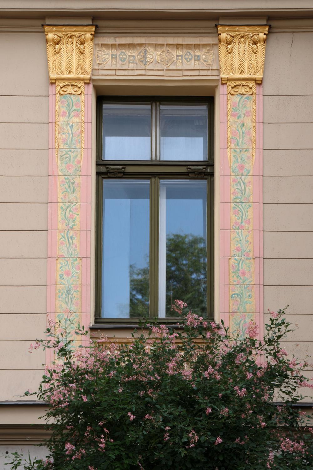 1. Spiegelwand mit goldenen Jugendstil-Rahmen und Pastellakzenten