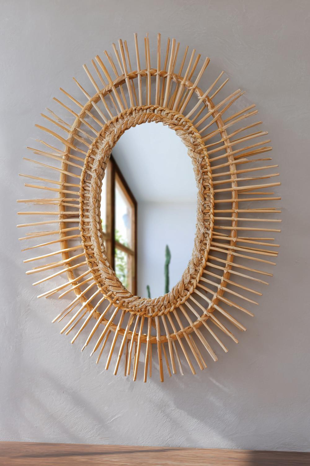 10. Spiegelwand mit Rattan-Sonnen-Spiegeln und Makramee