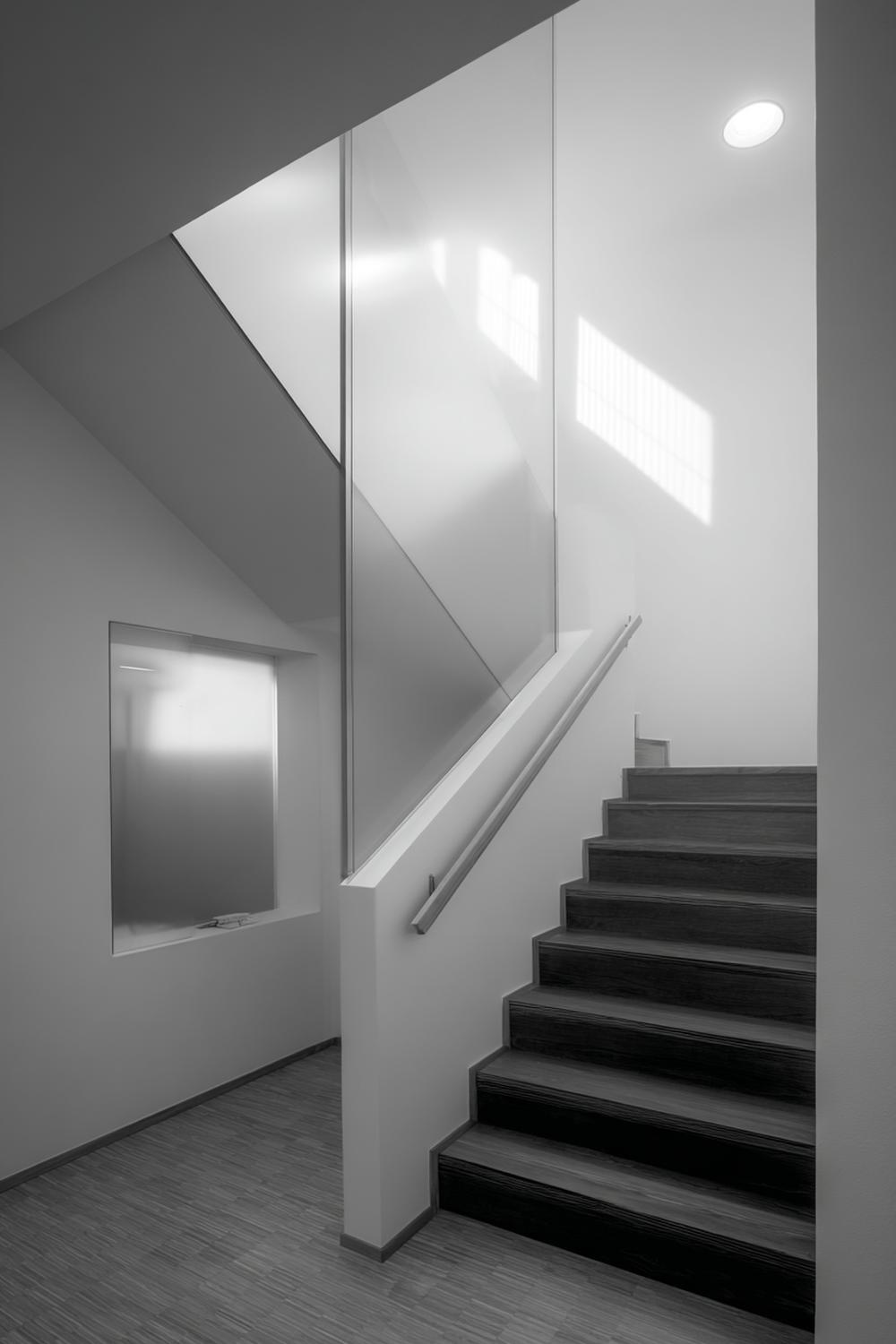 21. Spiegelwand im Treppenhaus mit Stufenverlauf und Holzhandlauf