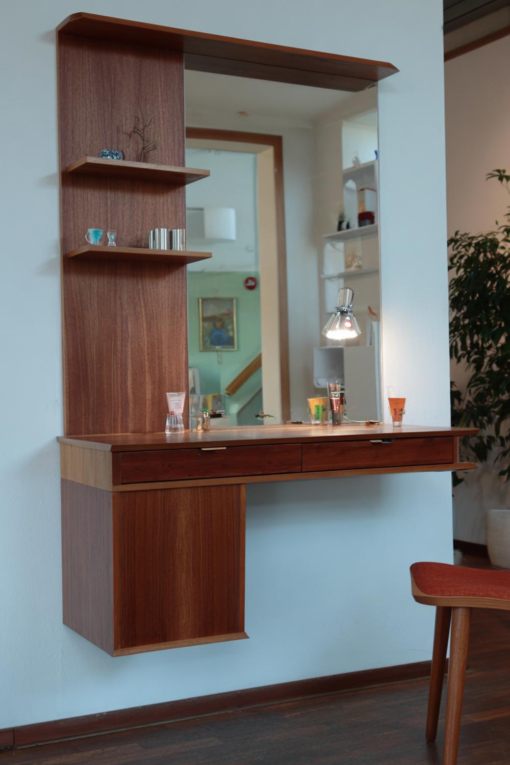 25. Spiegelwand im Mid-Century-Look mit Nussbaum und Kugelleuchten